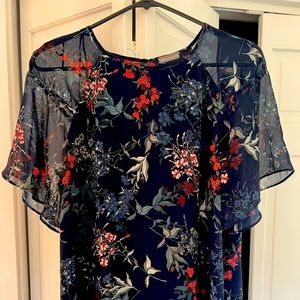 Vince camuto size small/can fit medium. Great for work, going out, casual